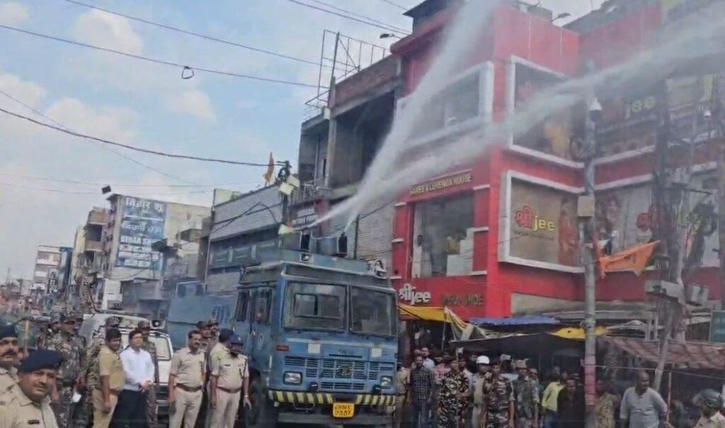 Hazaribagh : झंडा चौक पर अचानक होने लगी लाठीचार्ज, फायरिंग और छोड़े गए आंसू गैस गोले... Hazaribagh : प्रशासन ने बकरीद से पहले की मॉक ड्रील