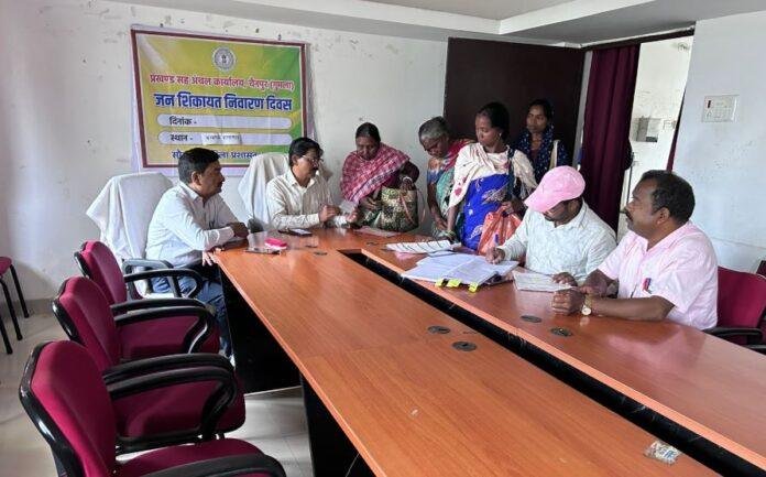 Gumla : चैनपुर में जन शिकायत निवारण दिवस: 34 में से 31 मामलों का त्वरित निष्पादन