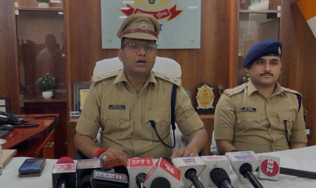 Chatra Crime : ब्राउन शुगर की तस्करी करते दो तस्कर धराए, 60 लाख का माल जब्त... Chatra Crime : मामले की जानकारी देते एसपी