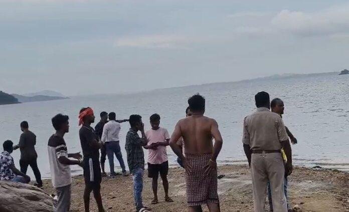 Dhanbad Breaking : मैथन डैम में नहाने के दौरान डूबा बिहार का युवक, तलाश जारी...