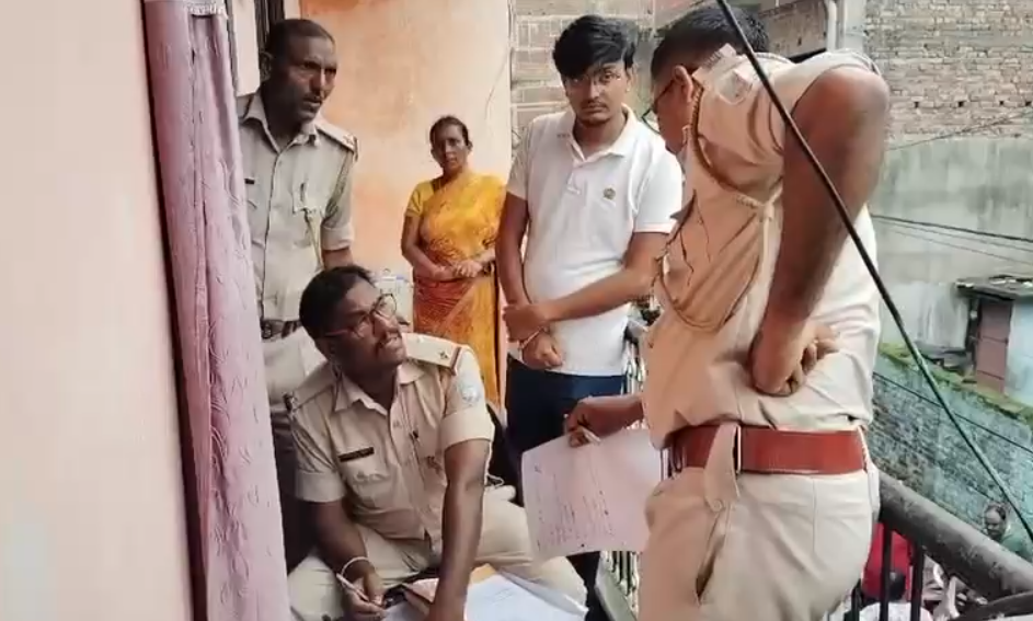 Ranchi Suicide : युवक ने कमरे में फंदे पर झूलकर कर ली आत्महत्या, जांच में जुटी पुलिस... Ranchi Suicide : मामले की जांच में जुटी पुलिस