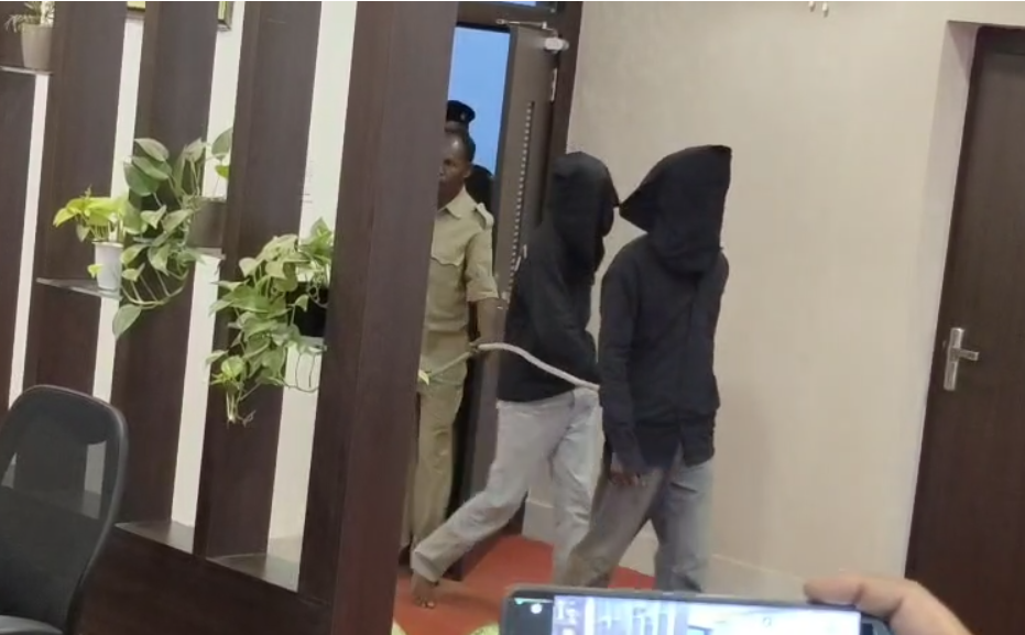 Giridih Murder : बड़े भाई ने ही काट डाला छोटे भाई का गला, टांगी से काटकर उतारा मौत के घाट, आरोपी गिरफ्तार...