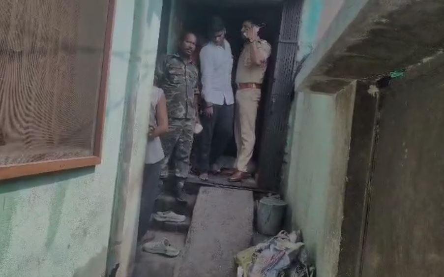 Dhanbad Suicide : जुआ और कर्ज के बोझ तले दब गई जिंदगी: युवक ने फांसी लगा कर ली आत्महत्या...