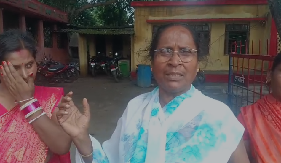Dhanbad : यज्ञ में आस्था की आड़ में चोरी, 6 लाख की चेन लूटते रंगेहाथ पकड़ाई महिलाएं... Dhanbad : जानकारी देती महिला