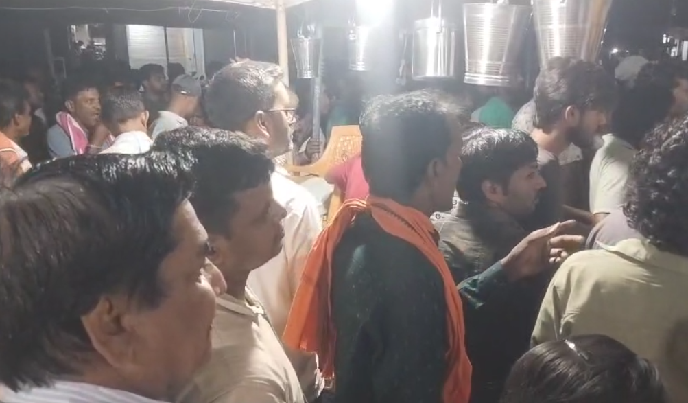 Palamu Loot : सोनामहल ज्वेलरी दुकान संचालक से लाखों की लूट, सोना चांदी से भरा आभूषणों से भरा बैग लेकर भागे उचक्के... Palamu Loot : लूट के बाद जुटी लोगों की भीड़