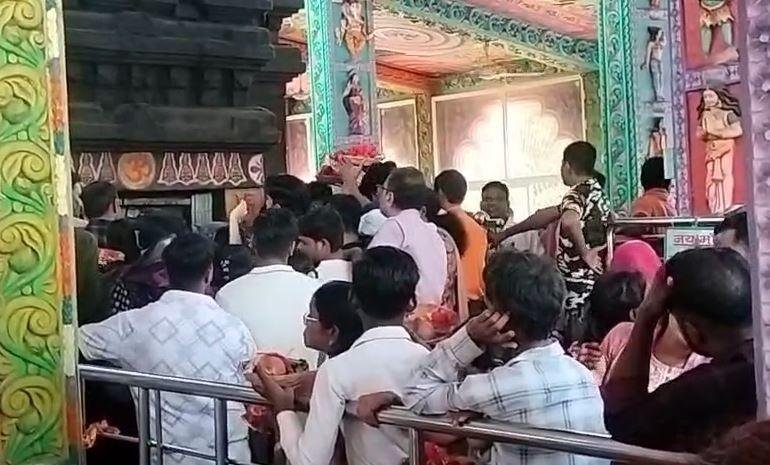 Ranchi : भीषण गर्मी और भीड़ से कई श्रद्धालु बेहोश