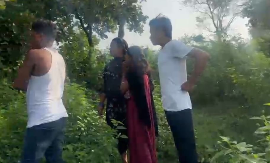 Dumka Suicide : घटना के बाद जुटी लोगों की भीड़