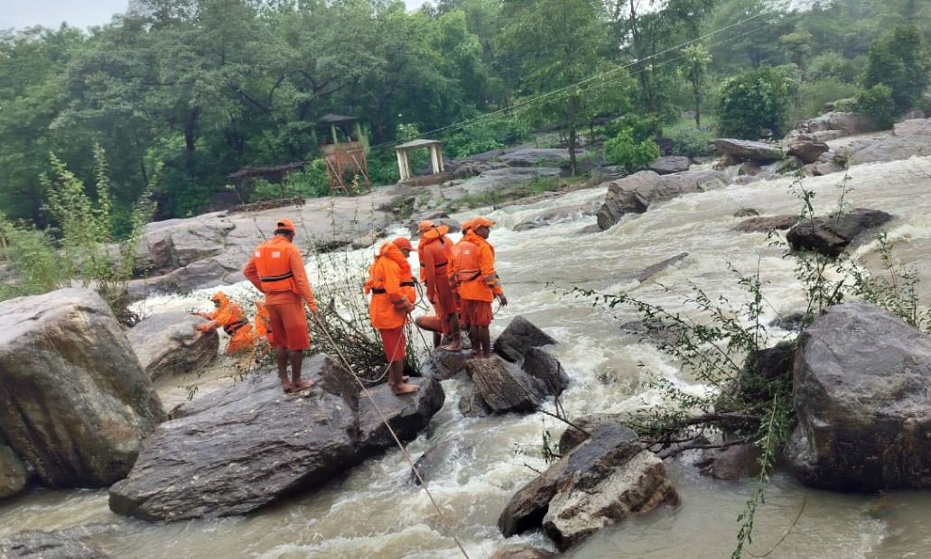 Ranchi : राहत कार्य के दौरान एनडीआरएफ की टीम