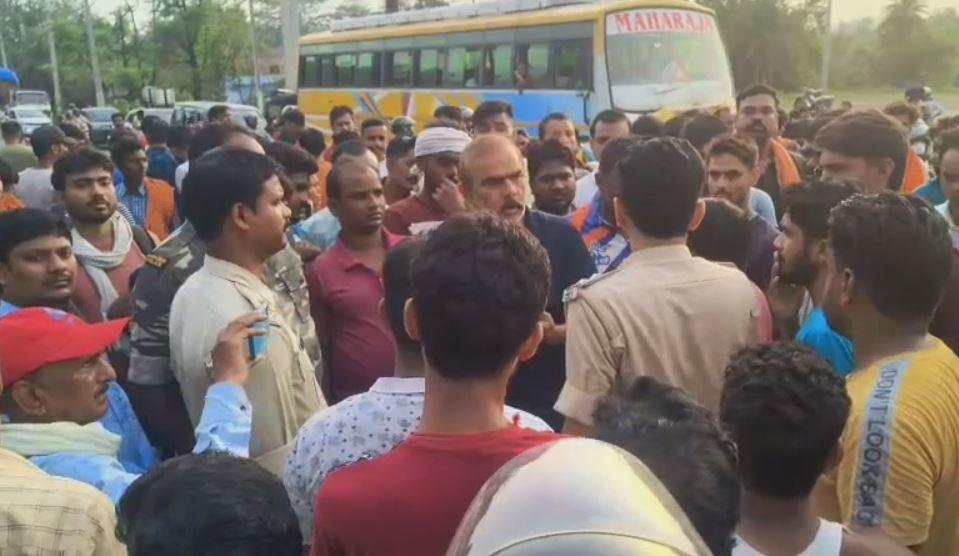 Dhanbad : दामोदर नदी में नहाने गए पांच छात्रों में दो की मौत, एक शव बरामद, दूसरे की तलाश जारी...