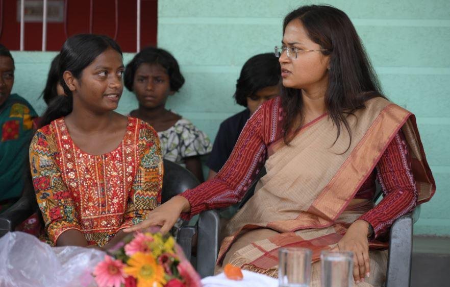 Ranchi : मांडर की बेटी रेखा तिर्की बनी प्रेरणा की मिसाल, मंत्री शिल्पी नेहा तिर्की ने दिया एक लाख का चेक...