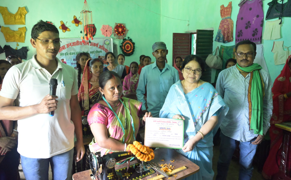 Saraikela : चांडिल में सिलाई कढ़ाई प्रशिक्षण का विधायक सविता महतो ने किया शुभारंभ Saraikela : सिलाई मशीन का किया गया वितरण