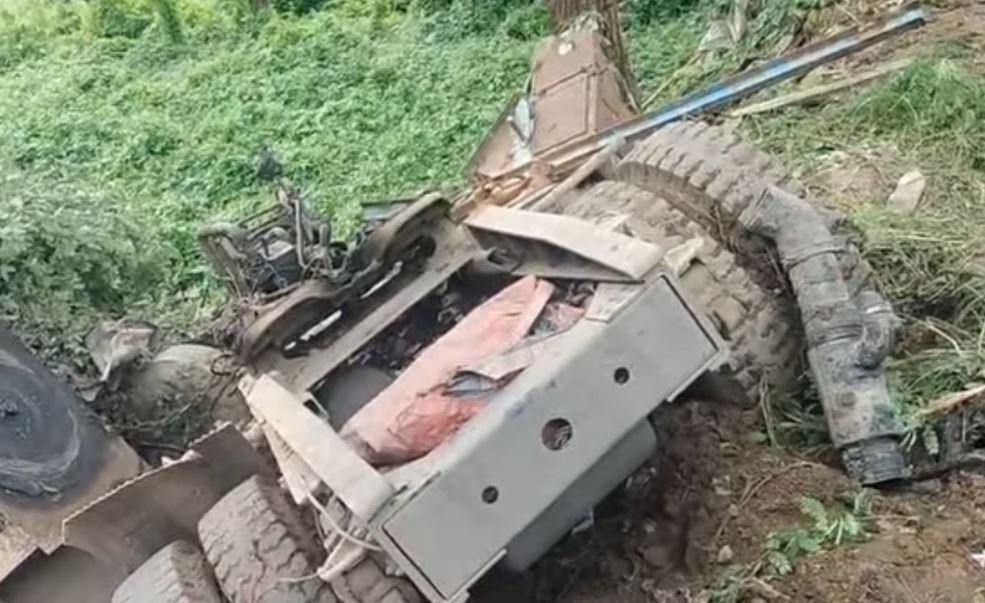 Giridih Accident : तीन भागो में बंटी गाड़ी
