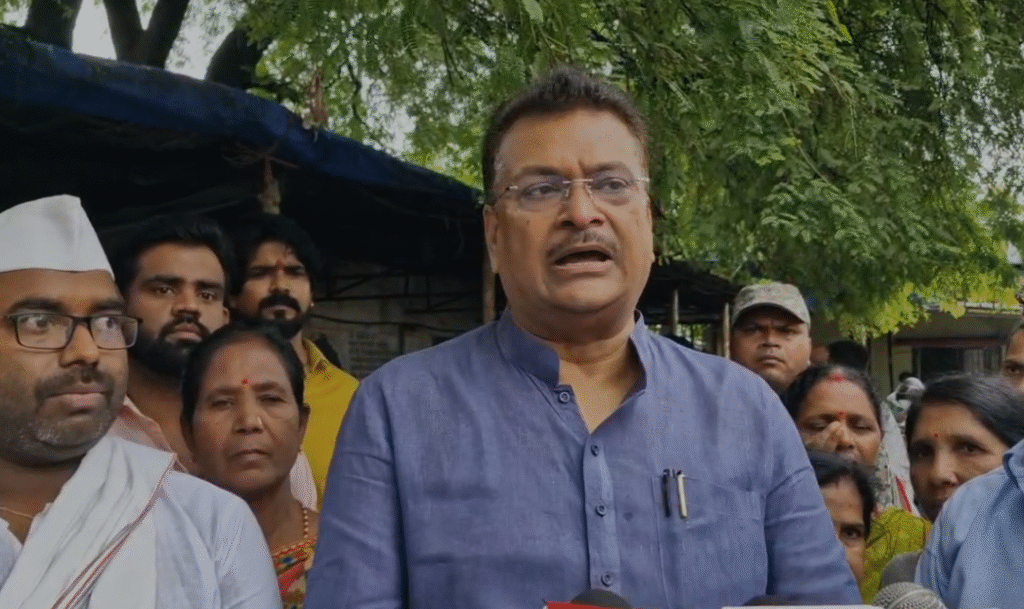 Hazaribagh : 6 दिनों से बैठा था अनशन पर शख्स, सांसद मनीष जायसवाल ने जूस पिलाकर तुड़वाया...