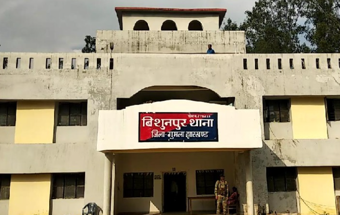 Gumla Double Murder : कलयुगी बेटे ने माता-पिता को टांगी से काटकर उतारा मौत के घाट, शराब पीने से... Gumla Double Murder : गुमला थाना क्षेत्र का है मामला