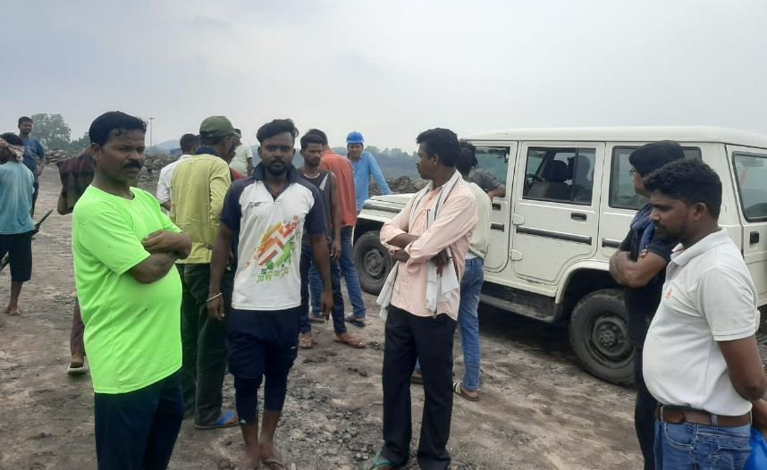 Ramgarh : 96 घंटे से बिजली गुल, आक्रोशित ग्रामीणों ने कर दिया चक्का जाम फिर... Ramgarh : सड़क जाम करते ग्रामीण
