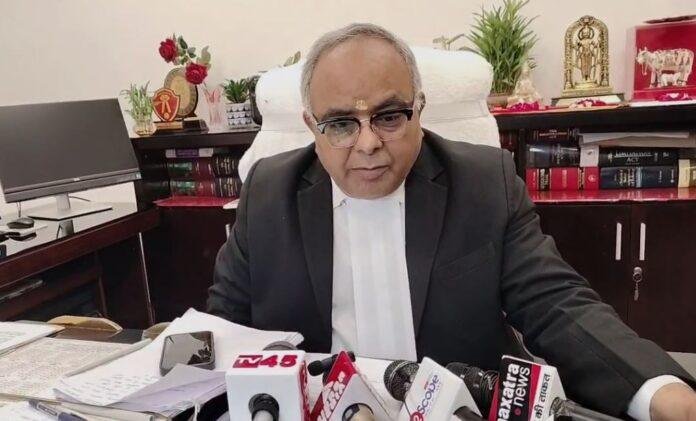 Dhanbad : 11 दिव्यांगों को डालसा ने दिलाया सरकारी योजना का लाभ...