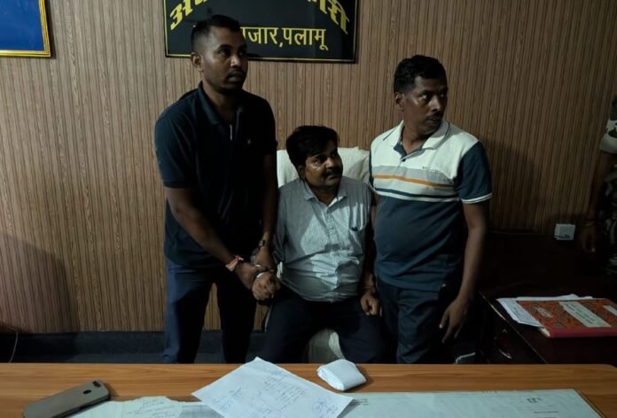 Palamu ACB की ताबड़तोड़ कार्रवाई, नावा बाजार सीओ घूस लेते रंगेहाथ गिरफ्तार...