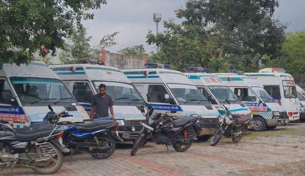 Giridih : हड़ताल के कारण खड़े एंबुलेंस
