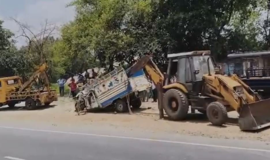 Giridih Accident : वाहन के उड़े परखच्चे