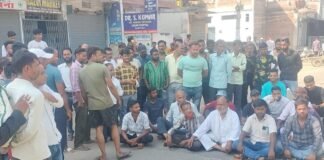 Hazaribagh : लचर बिजली व्यवस्था पर सड़कों पर उतरे लोग, सांसद मनीष जायसवाल ने दी ये चेतावनी...