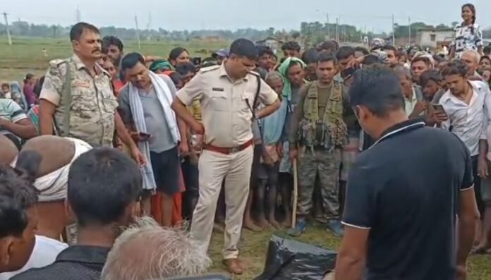 Godda में सनसनी! पुलिया के नीचे कीचड़ में दबा मिला युवक का शव, हत्या की आशंका...