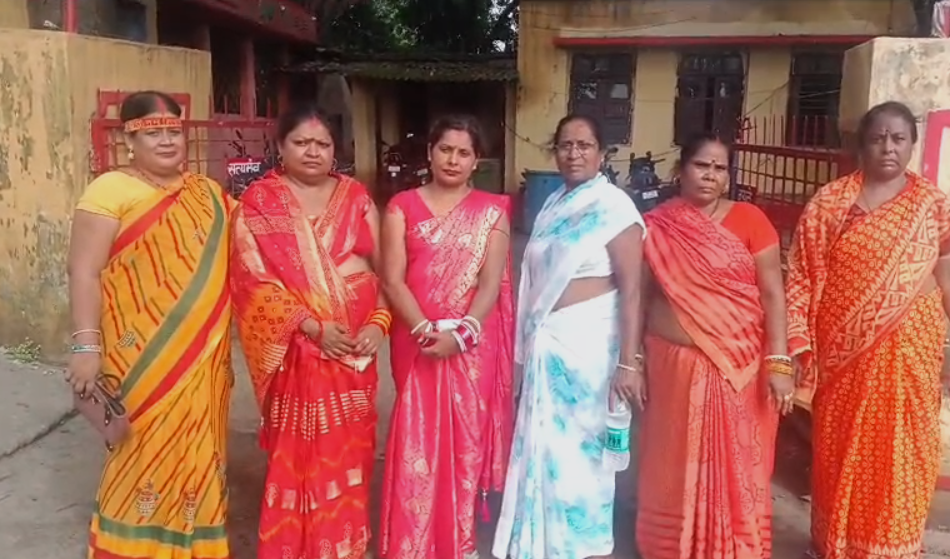 Dhanbad : यज्ञ में आस्था की आड़ में चोरी, 6 लाख की चेन लूटते रंगेहाथ पकड़ाई महिलाएं... Dhanbad : कलश यात्रा की आड़ में छिनतई