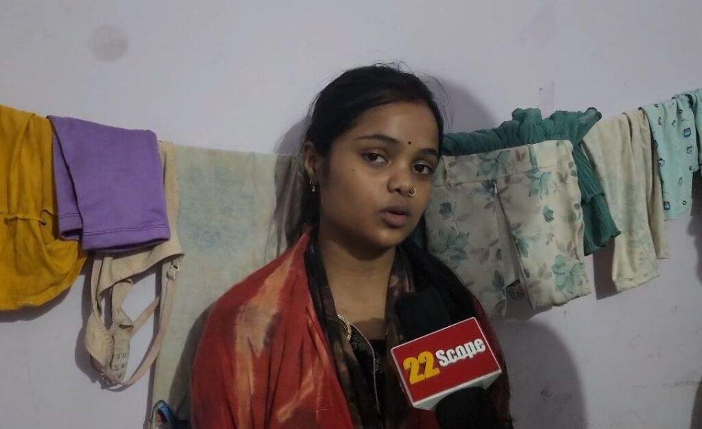 Hazaribagh : जानकारी देती महिला