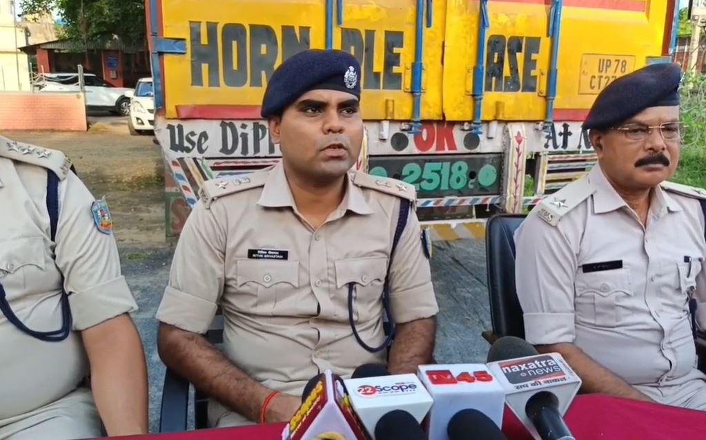 Dhanbad Crime : धनबाद पुलिस की बड़ी कार्रवाई, करोड़ो का अवैध शराब धराया, कंटेनर भरके... Dhanbad Crime : जानकारी देते सिटी एसपी