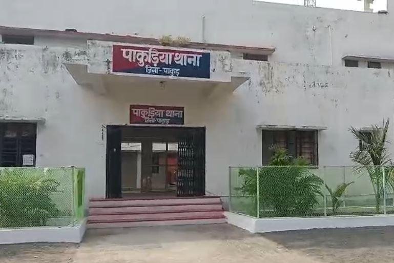 Pakur Crime : घर के अंदर था ‘बारूद का गोदाम’, पुलिस के तो उड़ गए होश, एक गिरफ्तार... Pakur Crime : पाकुड़िया थाना का है मामला