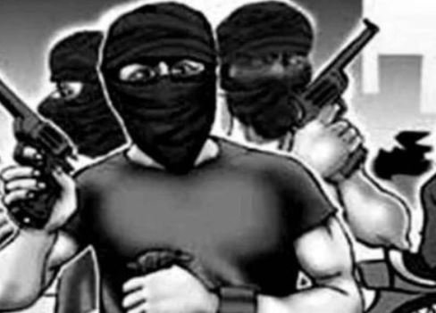 रांची में हथियारबंद नकाबपोशों का कहर: पेट्रोल पंप से मारपीट कर लूटे 50 हजार रुपये, CCTV में कैद हुए लुटेरे