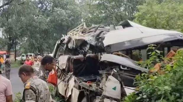 देवघर में कांवरियों से भरी बस और ट्रक में टक्कर, कई श्रद्धालुओं की मौत की आशंका, दर्जनों घायल