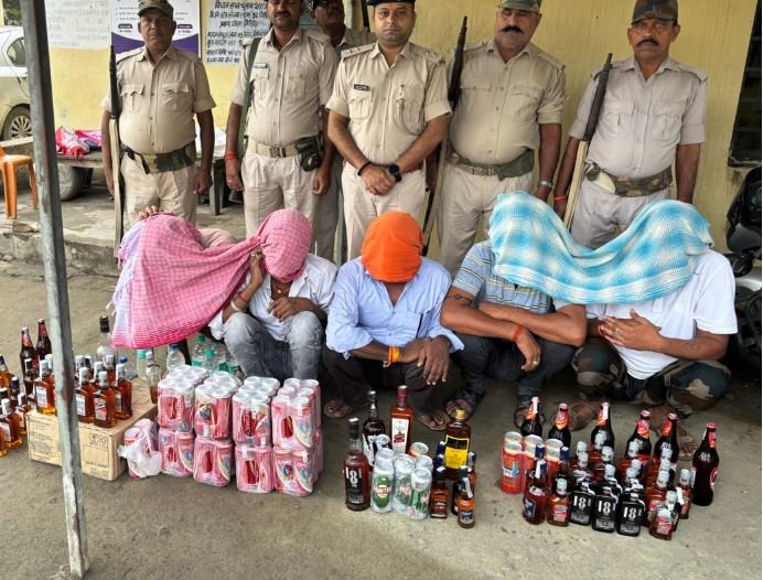 गिरिडीह में अवैध शराब पर बड़ी कार्रवाई: ढाबों और होटलों में परोसी जा रही थी शराब, 5 गिरफ्तार