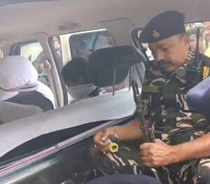 अपराधियों ने आंखों पर बांधी पट्टी, पुलिस ने बच्ची को सुरक्षित निकाला अपराधियों ने आंखों पर बांधी पट्टी, पुलिस ने बच्ची को सुरक्षित निकाला