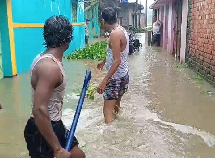 झरिया के आलम नगर में मूसलधार बारिश से हाहाकार, घरों में घुसा पानी, लोग बेहाल