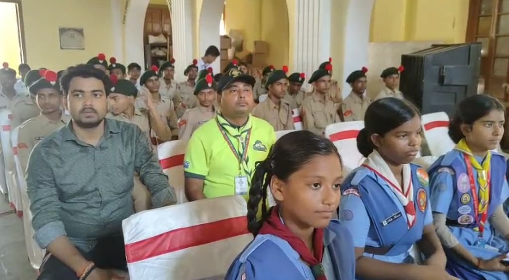 ‘वृक्ष लगाएं, पर्यावरण बचाएं’ नारे के साथ छात्रों ने लिया संकल्प, लगायेंगे एक पेड़...