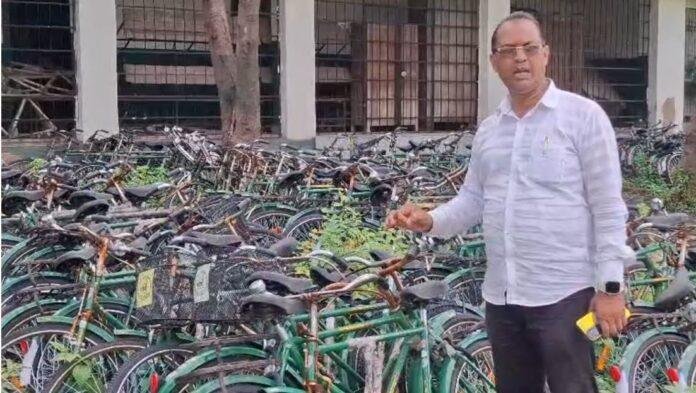 पलामू में लापरवाही का नतीजा: खुले आसमान में सड़ रहीं छात्रों की साइकिलें, सरकार को लाखों का नुकसान