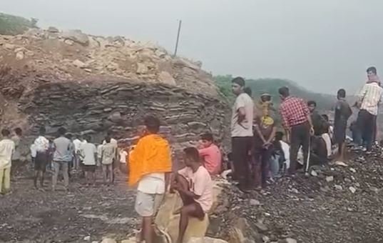 रामगढ़: सुगिया खदान में चाल धंसने से चार मजदूरों की मौत, अवैध खनन का मामला उजागर
