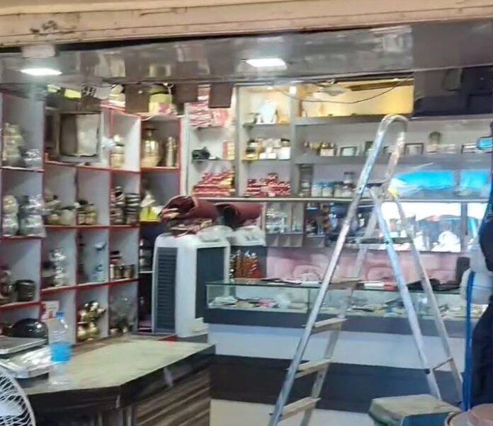 चक्रधरपुर: महिला चोर ने सोने-चांदी की दुकान में लगाई सेंध, लाखों के गहने लेकर फरार, CCTV में कैद हुई वारदात