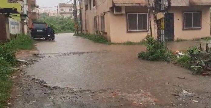 आदित्यपुर में जलजमाव से जनजीवन अस्त-व्यस्त: निकासी व्यवस्था हुई फेल, नदियों के बढ़ते जलस्तर से बाढ़ का खतरा