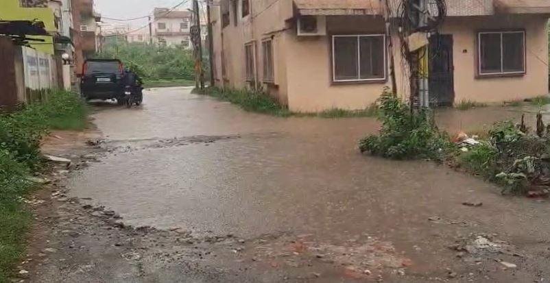 आदित्यपुर में जलजमाव से जनजीवन अस्त-व्यस्त: निकासी व्यवस्था हुई फेल, नदियों के बढ़ते जलस्तर से बाढ़ का खतरा