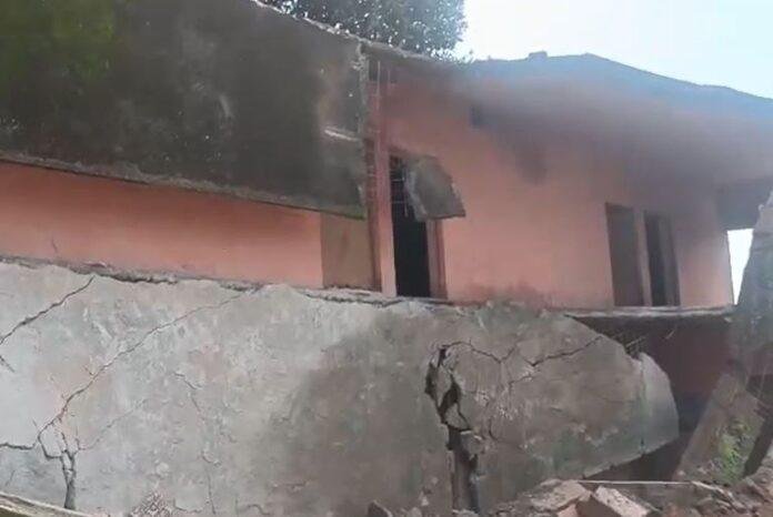रांची के पिस्का मोड़ में जर्जर स्कूल भवन ढहा, एक व्यक्ति की मौत, दो घायल