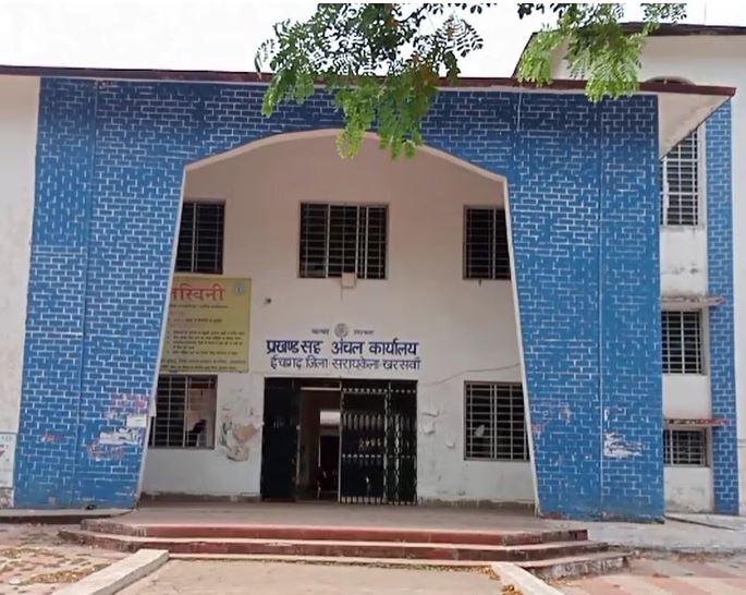 540 सरायकेला के तुलिन गांव में डायरिया का प्रकोप: 20 ग्रामीण बीमार, चारपाई और ज़मीन पर हो रहा इलाज