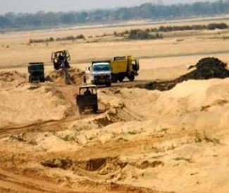 अवैध बालू उठाव के खिलाफ विधायक अमित महतो की बड़ी कार्रवाई, रातभर छापेमारी में पकड़ी गईं 9 गाड़ियां