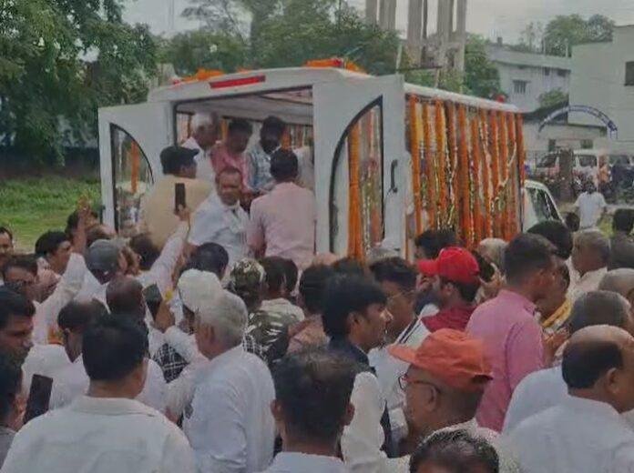 कद्दावर कांग्रेस नेता चंद्रशेखर उर्फ ददई दुबे को पलामू कांग्रेस कार्यालय में अंतिम श्रद्धांजलि, पैतृक गांव चौका के बाद बनारस में होगा अंतिम संस्कार