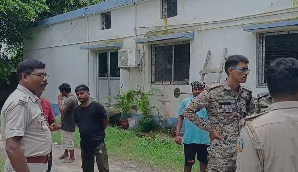 Saraikela : संपत्ति के लिए भाई बना काल! पत्थर से कूचकर उतार दिया मौत के घाट, आरोपी फरार...