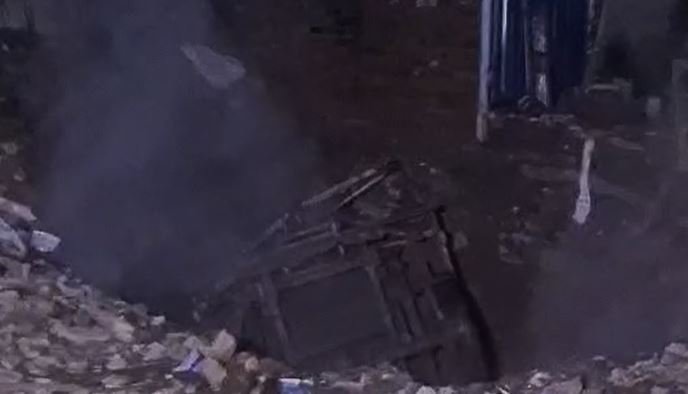 झरिया में जमींदोज हुआ 407 वाहन, लोगों ने किया हंगामा,अफरातफरी मची, बीसीसीएल के प्रति लोगों में आक्रोश