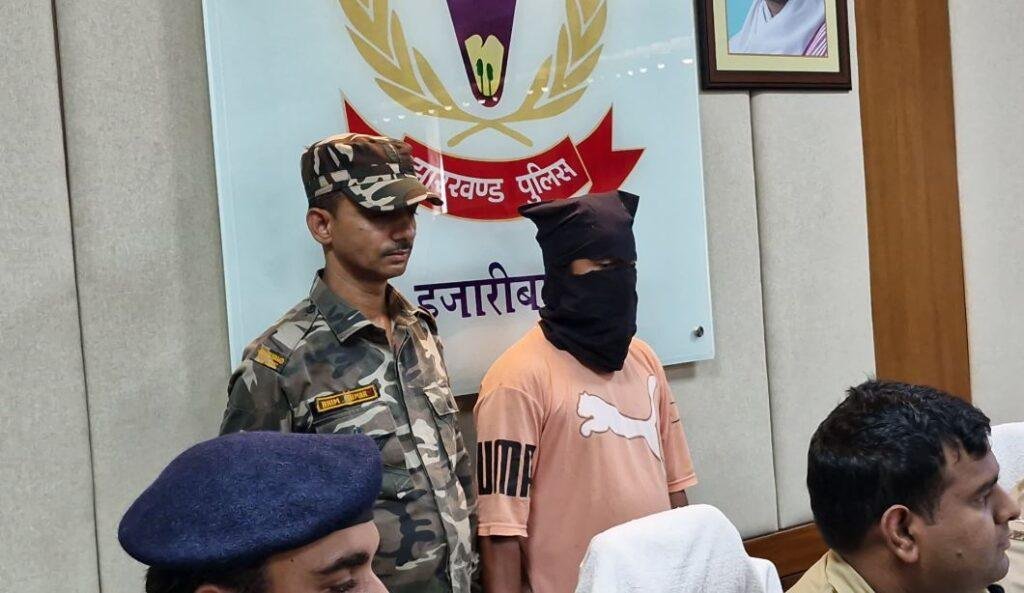 Hazaribagh Crime : गूगल से नंबर निकाला, फोन कर मांगी रंगदारी, धमकी देने वाला साइबर ठग गिरफ्तार... 2 22Scope News Hazaribagh Crime : गूगल से नंबर निकालकर देता था धमकी