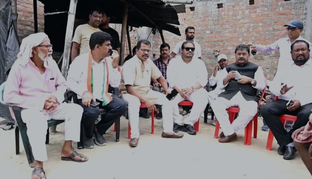 Purnia Massacre : डायन बता कर पूरे परिवार को ज़िंदा जलाया, भड़के बंधु तिर्की कहा-मानवता का नरसंहार हो उच्चस्तरीय जांच... Purnia Massacre : मामले की जानकारी लेते बंधु तिर्की
