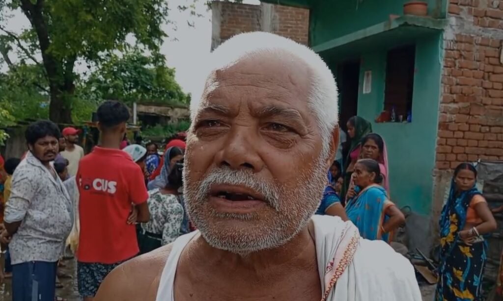 Deoghar : सारठ में करंट लगने से महिला की दर्दनाक मौत, परिवार में मचा कोहराम... Deoghar : जानकारी देते परिजन