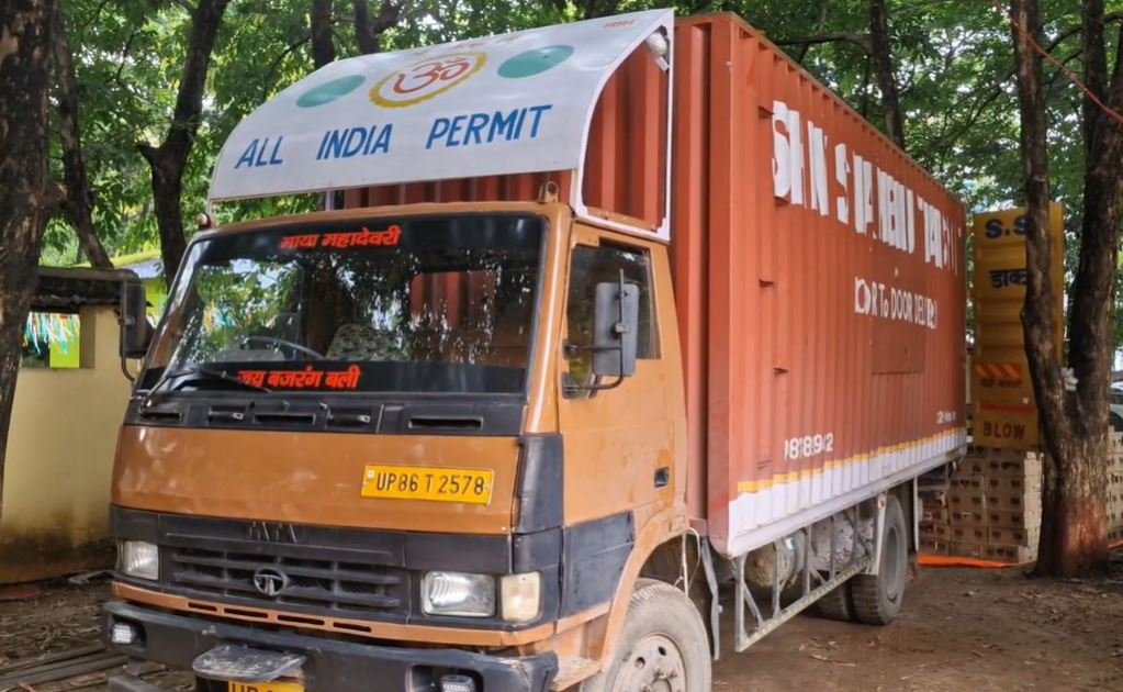Hazaribagh : डाक पार्सल कंटेनर से निकला शराब का जखीरा, अवैध शराब के साथ एक गिरफ्तार... Hazaribagh : 40 लाख का माल धराया